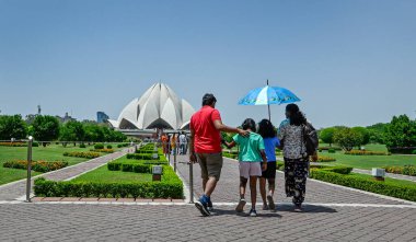 NEW DELHI, INDIA - 30 Nisan 2024: 30 Nisan 2024 'te Hindistan' ın Yeni Delhi kentindeki Lotus Tapınağı 'nda sıcak bir günde görülen ziyaretçiler. Fotoğraf: Raj K Raj / Hindustan Times )