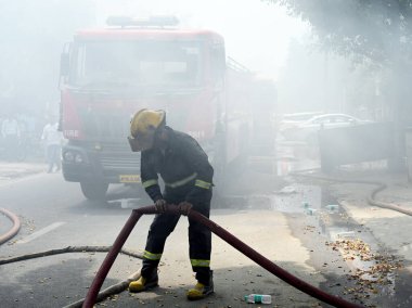 NOIDA, INDIA - 22 Mayıs 2024 Noida, Hindistan 'da bulunan 67. Sektördeki bir mobilya fabrikasındaki yangını itfaiye ekibi söndürdü. İki saat süren aralıksız çabaların ardından altı kadar itfaiye aracı olay yerine koştu ve alevleri söndürdü..