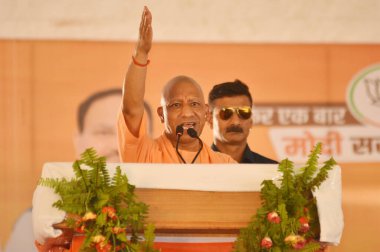 DEORIA, INDIA - 24 Mayıs: Uttar Pradesh Genel Sekreteri Yogi Adityanath 24 Mayıs 2024 tarihinde Hindistan 'ın Deoria kentinde Lok Sabha' da Bansga 'dan BJP adayı için Barhaj' da düzenlenen bir seçim mitinginde kalabalığa seslendi.. 