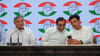 NEW DELHI, INDIA - 4 Mayıs 2024: Eski NCP Milliyetçi Kongre Partisi lideri Yoganand Shastri, Kongre lideri Deepak Babaria ve Devender Yadav, AICC, Akbar Road 'daki geçici DPCC Başkanı.