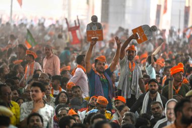 NEW DELHI, INDIA - 18 Mayıs 2024: Bharatiya Janata Partisi (BJP) destekçileri 18 Mayıs 2024 tarihinde Hindistan 'ın Yeni Delhi kentinde düzenlenen bir halk mitinginde Başbakan Narendra Modi' nin pankartlarını tutuyorlar.