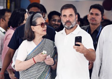 NEW DELHI, INDIA - 25 Mayıs 2024 tarihinde Hindistan 'ın Yeni Delhi kentinde yapılan altıncı tur seçimlerde oy kullandıktan sonra oy kullanma kabininden çıkan Kongre Başkanı Sonia Gandhi ve Rahul Gandhi.
