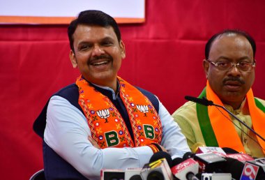 MUMBAI, INDIA - 7 Mayıs 2024: Shiv Sena 'dan Rajendra Gavit, Chandrashekhar Krishnarao Bawankule ile birlikte Maharashtra Milletvekili Devendra Fadnavis ile birlikte 7 Mayıs 2024 tarihinde Hindistan' ın başkenti Mumbai 'de BJP' ye katıldı..