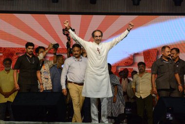THANE, INDIA - 17 Mayıs 2024: Uddhav Thackeray, Thane 'deki Thane masunda gölünde Shiv Sena' nın UBT Thane Sabha adayı Rajan Vichare için 17 Mayıs 2024 tarihinde düzenlenen bir mitingde görüldü.