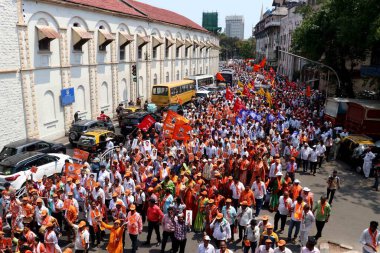 MUMBAI, INDIA - APRIL 29: Shivsena (UBT) Güney Mumbai 'den Aday Arvind Sawant ve Güney-Merkez' den Anil Desai ile Mahavikas Aghadi destekçileri yaklaşmakta olan Lok Sabha Seçim-2024 için büyük sayıda adaylık dosyası hazırlıyorlar. 