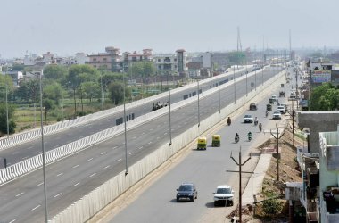 GHAZIABAD, INDIA - 2 Mayıs 2024 Dehradun Otoyolu. NHAI yetkilileri, Delhi 'den Dehradun Otoyolu' nun Baghpat 'a uzanan kısmının birinci safhasının büyük olasılıkla Haziran ayı sonuna kadar faaliyete geçeceğini söylediler.