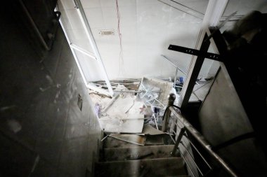 NEW DELHI, INDIA - 26 Mayıs 2024: Yeni Delhi, Hindistan 'da 26 Mayıs 2024' te Vivek Vihar bölgesinde Cumartesi gecesi bir yangın çıkan Bebek Bakımı Hastanesi 'nde tıbbi ekipman ve diğer malzemelerin yanmış kalıntıları.