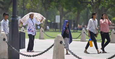 NEW DELHI, INDIA - 30 Mayıs: Ziyaretçiler sıcak bir öğleden sonra Kartavya Yolu 'nda serap içinde yürür, 30 Mayıs 2024' te Yeni Delhi, Hindistan 'da. 