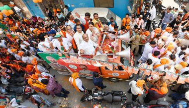 NEW DELHI, INDIA - 23 Mayıs: BJP lideri Vijender Gupta ile Birlik Bakanı Smriti Irani, Doğu Delhi Lok Sabha Harsh Malhotra 'dan BJP adayı Harsh Malhotra' nın seçim kampanyası sırasında, Jagat Puri 'deki Radhey Shyam Parkı' nda 