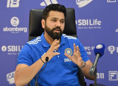 MUMBAI, INDIA - 2 Mayıs 2024: Hindistan Kriket Takımı Kaptan Rohit Sharma ve Şef Seçmen Ajit Agarkar, 2 Mayıs 2024 tarihinde Hindistan 'ın Mumbai kentinde düzenlenecek ICC T20 Dünya Kupası için basın toplantısında basın mensuplarına demeç verdiler..