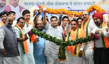 NEW DELHI, INDIA - 8 Mayıs 2024: Chandni Chowk Praveen Khandelwal ve BJP liderlerinden BJP adayı ile birlikte 8 Mayıs 2004 tarihinde Hindistan 'ın Yeni Delhi kentinde yapılan Shastri Nagar' da yapılan seçim kampanyası sırasında.