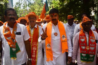MUMBAI, INDIA - 4 Mayıs 2024: Rahul Shewale, Shiv Sena (Shinde Fraksiyon) Mumbai Güney Merkez seçim kampanyası sırasında Mahim Shahunagar 'dan Dharavi bölgesine 4 Mayıs 2024 tarihinde Hindistan, Mumbai' da.
