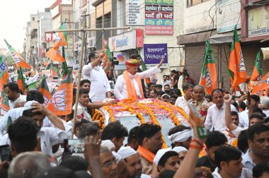 GURUGRAM, INDIA - 21 Mayıs 2024: Birlik Dışişleri Bakanı ve BJP Gurugram milletvekili seçmen adayı Rao Inderjit Singh ve İlçe Başkanı Kamal Yadav yaklaşan Lok Sabha Seçim fuarı sırasında halkla bir araya geldiler 
