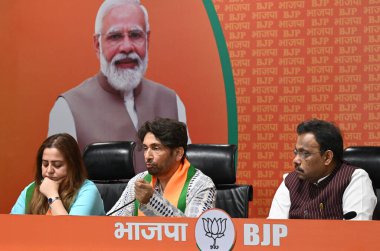 NEW DELHI, INDIA - 7 Mayıs 2024: Bollywood aktörü Shekhar Suman ve eski kongre lideri Radhika Khera, Bharatiya Janata Partisi Genel Sekreteri Vinod Tawde, BJP Genel Sekreteri Anil Baluni 'nin Ulusal Sözcüsü.