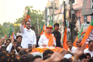 GURUGRAM, INDIA - 21 Mayıs 2024: Birlik Dışişleri Bakanı ve BJP Gurugram milletvekili seçmen adayı Rao Inderjit Singh ve İlçe Başkanı Kamal Yadav yaklaşan Lok Sabha Seçim fuarı sırasında halkla bir araya geldiler 