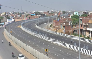 GHAZIABAD, INDIA - 2 Mayıs 2024 Dehradun Otoyolu. NHAI yetkilileri, Delhi 'den Dehradun Otoyolu' nun Baghpat 'a uzanan kısmının birinci safhasının büyük olasılıkla Haziran ayı sonuna kadar faaliyete geçeceğini söylediler.