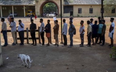 Mumbaikar 20 Mayıs 2024 'te Mumbai, Hindistan' da Aarey Kolonisi 'nde Lok Sabha seçimleri için oy vermek için sırada bekliyor.. 
