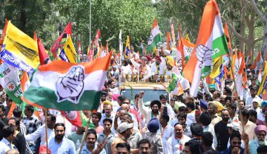 MOHALI, INDIA - 14 Mayıs - Hindistan İttifakı Chandigarh adayı Manish Tewari ile Chandigarh Kongre Başkanı HS Lucky, AAP Chandigarh Sorumlusu Sunny Singh Ahluwalia destekçileri Lok Sabha seçimleri için 17. sektörde aday gösterilecek 