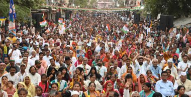NEW DELHI, INDIA - 22 Mayıs DPCC Başkanı Devender Yadav ve I.N.D.I.A. İttifak - Kongre adayı Dr. Udit Raj ve diğer parti liderleri, Udit Raj 'ın Lok Sabha seçimleri için Kuzey-Batı Delhi' deki koltuğu lehine yapılan halk toplantısında...