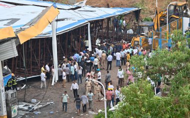 MUMBAI, INDIA - 13 Mayıs 2024: Mumbai İtfaiye Teşkilatı, NDRF, Mumbai Polisi ve BMC tarafından 13 Mayıs 2024 'te Ghatkopar, Hindistan' da yaşanan rüzgar ve toz fırtınasının ardından reklam panolarının düştüğü yerde yürütülen kurtarma operasyonu.