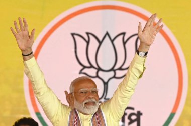 BARRACKPORE, INDIA - 12 Mayıs 2024: Başbakan Narendra Modi, 12 Mayıs 2024 tarihinde Hindistan 'ın Barrackpore kentinde, Jagatdal' da yapılan 2024 Lok Sabha seçimleri öncesinde BJP adayını desteklemek için düzenlenen seçim mitinginde el kol hareketi yaptı.