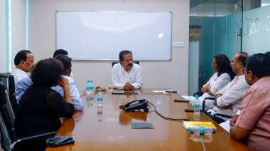 MUMBAI, INDIA - 17 Mayıs 2024: Kongre başkanı ve Maharashtra yetkilisi Ramesh Chennithala 17 Mayıs 2024 tarihinde Hindistan 'ın Mumbai kentinde gazetecilerle görüştü..