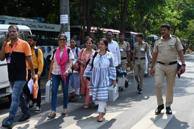 NAVI MUMBAI, INDIA - 18 Mayıs 2024: Seçim görevlileri, 20 Mayıs 2024 tarihinde Hindistan 'ın Navi Mumbai kentinde yapılacak Agri Koli Bhavan Nerul' da seçim için bir seçim sandığı taşıyorlar..