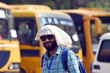 26 Mayıs 2024 'te Hindistan' ın Gurugram şehrinde, Hükümet Kızlar Koleji 'nde sıcak bir yaz gününde sıcak hava dalgasından korunmak için başınızı ve yüzünüzü örtüye saran insanlar görülüyor.. 