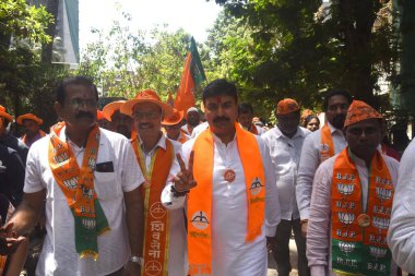 MUMBAI, INDIA - 4 Mayıs 2024: Rahul Shewale, Shiv Sena (Shinde Fraksiyon) Mumbai Güney Merkez seçim kampanyası sırasında Mahim Shahunagar 'dan Dharavi bölgesine 4 Mayıs 2024 tarihinde Hindistan, Mumbai' da.