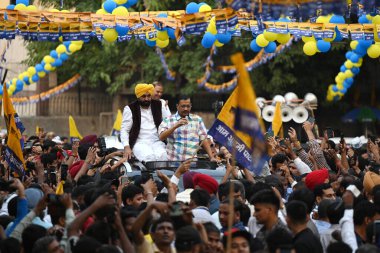 NEW DELHI, INDIA - 12 Mayıs 2024: Delhi CM Arvind Kejriwal ile birlikte Yeni Delhi seçmen adayı Somnath Bharti 'nin Moti Nagar' da yapılacak Lok Sabha seçimlerine destek için düzenlenen yol gösterisinde görülen Punjab 'ın başkanı Bhagwant Mann