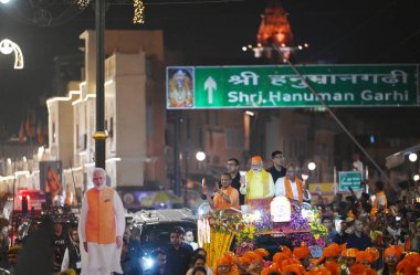 LUCKnow, INDIA - 5 Mayıs 2024: Başbakan Narendra Modi, Feyzabad 'dan (Ayodhya) BJP adayı Lallu Singh' i desteklemek amacıyla Ayodhya 'da düzenlenen yol gösterisinde, UP CM Yogi Adityanath da Rampath' daki yol fuarında hazır bulundu. 