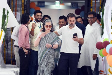 NEW DELHI, INDIA - 25 Mayıs 2024 tarihinde Hindistan 'ın Yeni Delhi kentinde yapılan altıncı tur seçimlerde oy kullandıktan sonra oy kullanma kabininden çıkan Kongre Başkanı Sonia Gandhi ve Rahul Gandhi.