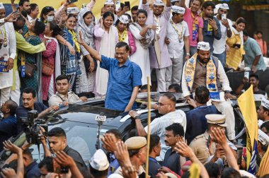 NEW DELHI, INDIA - 20 Mayıs 2024: Delhi Genel Sekreteri Arvind Kejriwal, eşi Sunita Kejriwal ile birlikte, Doğu Delhi 'den AAP adayı Lok Sabha' nın seçim kampanyası sırasında, 20 Mayıs 2024 tarihinde, Hindistan 'ın Yeni Delhi kentinde. 