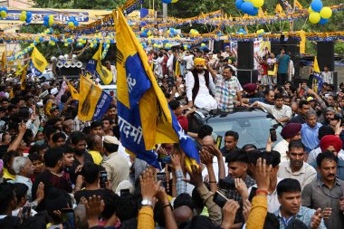 NEW DELHI, INDIA - 12 Mayıs 2024: Delhi CM Arvind Kejriwal ile birlikte Yeni Delhi seçmen adayı Somnath Bharti 'nin Moti Nagar' da yapılacak Lok Sabha seçimlerine destek için düzenlenen yol gösterisinde görülen Punjab 'ın başkanı Bhagwant Mann