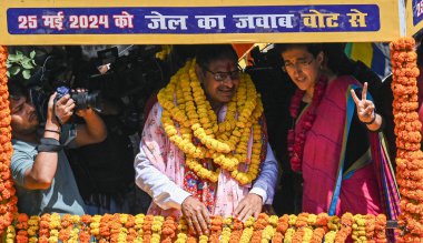 NEW DELHI, INDIA - APRIL 30 2024: Loksabha Seçimleri için Güney Delhi 'den AAP adayı, Sahiram Pehalwan ve Delhi bakanı ve AAP lideri Atishi Okhla' daki Seçimler için Adaylık Kağıtlarını doldurmadan önce Roadshow sırasında görüldüler