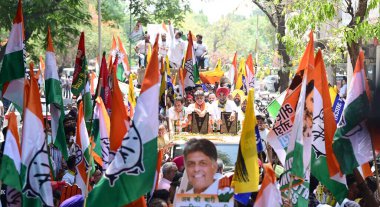 MOHALI, INDIA - 14 Mayıs - Hindistan İttifakı Chandigarh adayı Manish Tewari ile Chandigarh Kongre Başkanı HS Lucky, AAP Chandigarh Sorumlusu Sunny Singh Ahluwalia destekçileri Lok Sabha seçimleri için 17. sektörde aday gösterilecek 