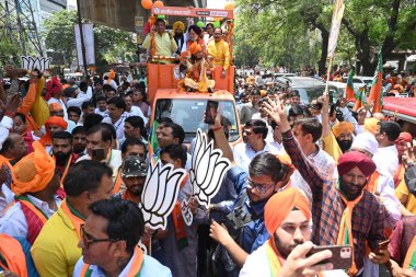 NEW DELHI, INDIA - 2 Mayıs 2024: BJP Batı Delhi Aday Meclisi Sehrawat Start in Presence Bakan Hardeep Singh Puri, Delhi Loksabha Seçim Sorumlusu Om Prakash Dhankar, Delhi BJP Başkanı Virendra Sachdeva. 
