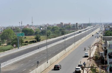 GHAZIABAD, INDIA - 2 Mayıs 2024 Dehradun Otoyolu. NHAI yetkilileri, Delhi 'den Dehradun Otoyolu' nun Baghpat 'a uzanan kısmının birinci safhasının büyük olasılıkla Haziran ayı sonuna kadar faaliyete geçeceğini söylediler.