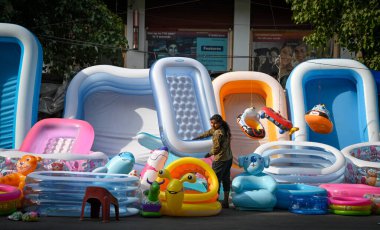 NEW DELHI, INDIA - 31 Mayıs: Yeni Delhi, Hindistan 'da 31 Mayıs 2024' te aşırı yüksek sıcaklıklar altında şişme havuzlar satışa sunuldu.