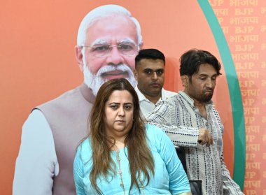 NEW DELHI, INDIA - 7 Mayıs 2024: Bollywood aktörü Shekhar Suman ve eski kongre lideri Radhika Khera BJP 'ye Bharatiya Janata Partisi Genel Sekreteri Vinod Tawde, BJP Ulusal Sözcüsü Anil Baluni