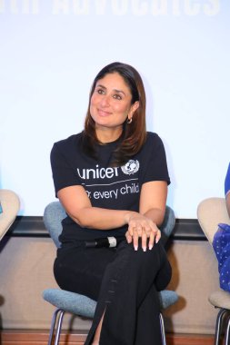 NEW DELHI, INDIA - 4 Mayıs 2024: Bollywood oyuncusu Kareena Kapoor Khan, 4 Mayıs 2024 tarihinde Hindistan 'ın Yeni Delhi kentinde UNICEF tarafından düzenlenen bir etkinlikte. UNICEF Hindistan Kareena Kapoor Khan 'ı Ulusal Büyükelçi olarak atadı.