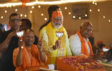 LUCKnow, INDIA - 5 Mayıs 2024: Başbakan Narendra Modi, Feyzabad 'dan (Ayodhya) BJP adayı Lallu Singh' i desteklemek amacıyla Ayodhya 'da düzenlenen yol gösterisinde, UP CM Yogi Adityanath da Rampath' daki yol fuarında hazır bulundu. 