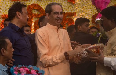 NAVI MUMBAI, INDIA - 27 Temmuz: Shiv Sena (UBT) Başkanı Uddhav Thackeray, doğum gününde parti çalışanlarını 27 Temmuz 2024 tarihinde Hindistan 'ın Navi Mumbai kentinde karşıladı..