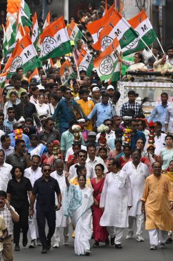 KOLKATA, INDIA - 30 Mayıs - Trinamool Kongre (TMC) Başkanı ve Genel Sekreteri Mamata Banerjee ile TMC liderleri, 30 Mayıs 2024 tarihinde Hindistan 'ın Kolkata kentinde düzenlenen Lok Sabha Seçim kampanyası kapsamında, Jadavpur' dan Kalighat 'a yürüdüler.. 