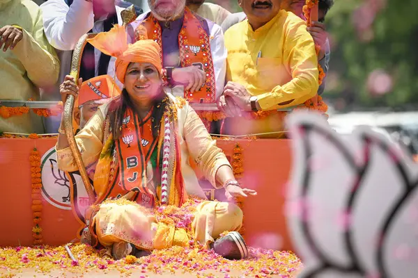 NEW DELHI, INDIA - 2 Mayıs: Kamaljeet Sehrawat, Batı Delhi Lok Sabha Seçmenleri 'nden BJP adayı Virendra Sachdeva, Delhi BJP Başkanı ve Sendika Bakanı Hardeep Puri Vikas' a adaylığını koymadan önce bir yol gösterisi düzenlerken görülüyor