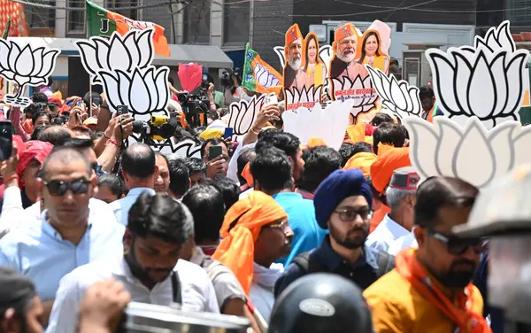 NEW DELHI, INDIA - 2 Mayıs 2024: BJP Batı Delhi Aday Kamaljeet Sehrawat Start in Presence Loksabha Seçim Sorumlusu Om Prakash Dhankar, Delhi BJP Başkanı Virendra Sachdeva ve Vikas Puri 'deki diğer liderler.