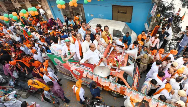 NEW DELHI, INDIA - 23 Mayıs: BJP lideri Vijender Gupta ile Birlik Bakanı Smriti Irani, Doğu Delhi Lok Sabha Harsh Malhotra 'dan BJP adayı Harsh Malhotra' nın seçim kampanyası sırasında 23 Mayıs 202 tarihinde Jagat Puri 'deki Radhey Shyam Parkı' nda