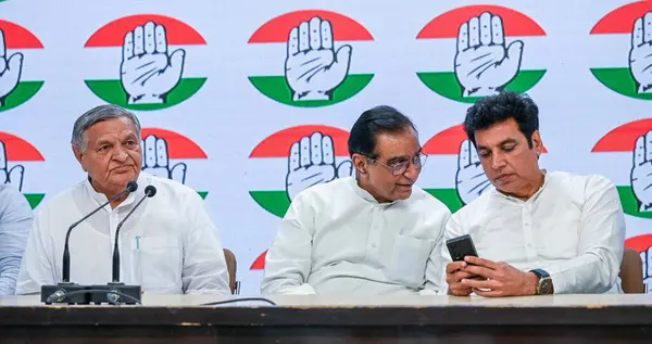 stock image NEW DELHI, INDIA - MAY 4, 2024: Former NCP Nationalist Congress Party leader Yoganand Shastri joined Congress Party in the presence of Congress leader Deepak Babaria and Devender Yadav, Interim President of DPCC at AICC, Akbar Road.