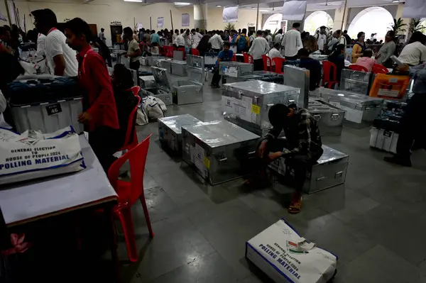 stock image NAVI MUMBAI, INDIA - MAY 18, 2024: Election officials carry a (EVM) ballot box for distribution for constituency election scheduled on 20th May 2024 at Agri Koli Bhavan Nerul, on May 18, 2024 in Navi Mumbai, India.