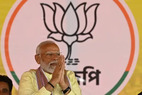 BARRACKPORE, INDIA - 12 Mayıs 2024: Başbakan Narendra Modi, 12 Mayıs 2024 tarihinde Hindistan 'ın Barrackpore kentinde, Jagatdal' da yapılan 2024 Lok Sabha seçimleri öncesinde BJP adayını desteklemek için düzenlenen seçim mitinginde el kol hareketi yaptı.